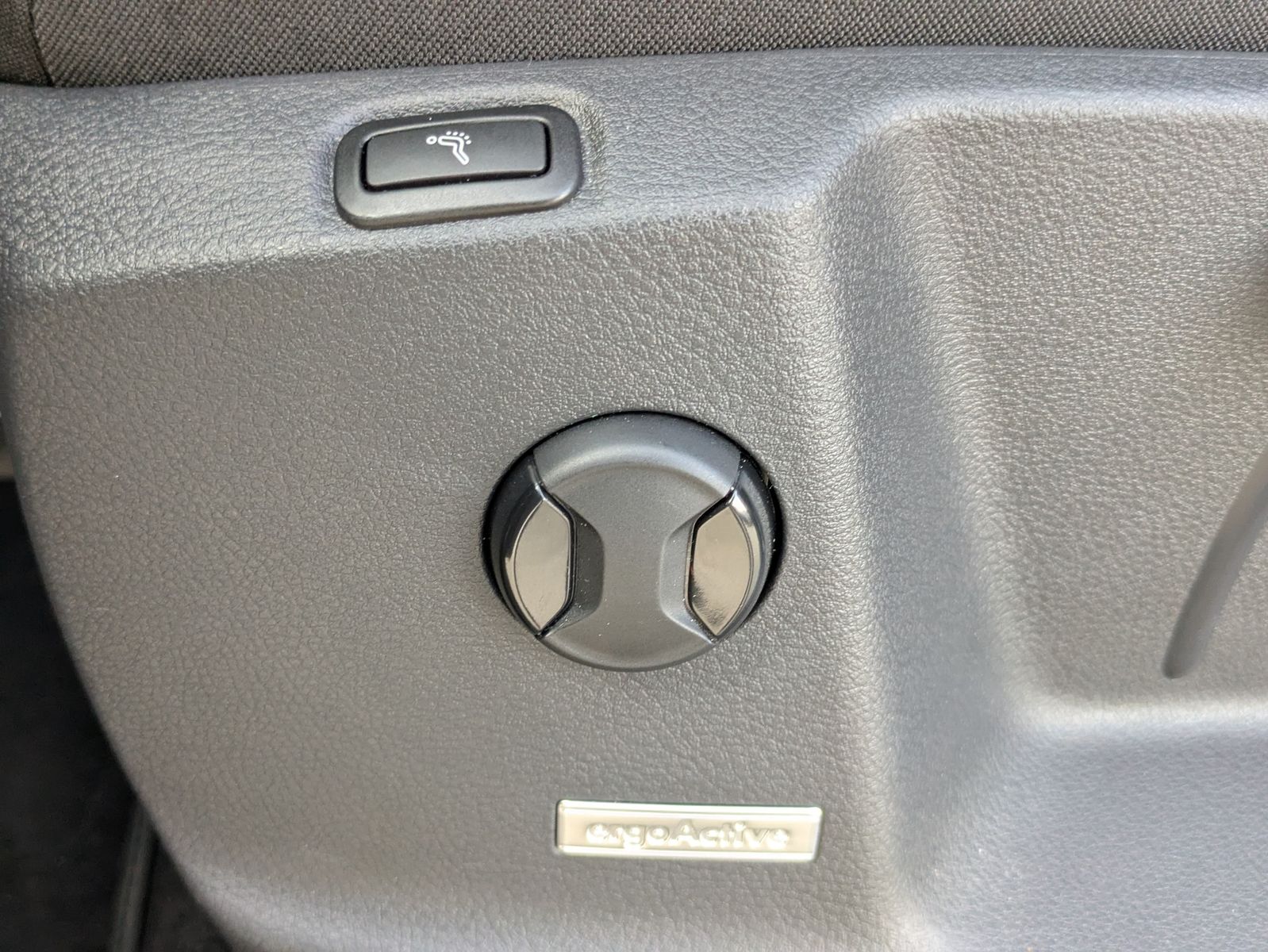 Fahrzeugabbildung Volkswagen Touran 2.0 DSG R-Line High. Pano 7-Si IQ.Dri AHK