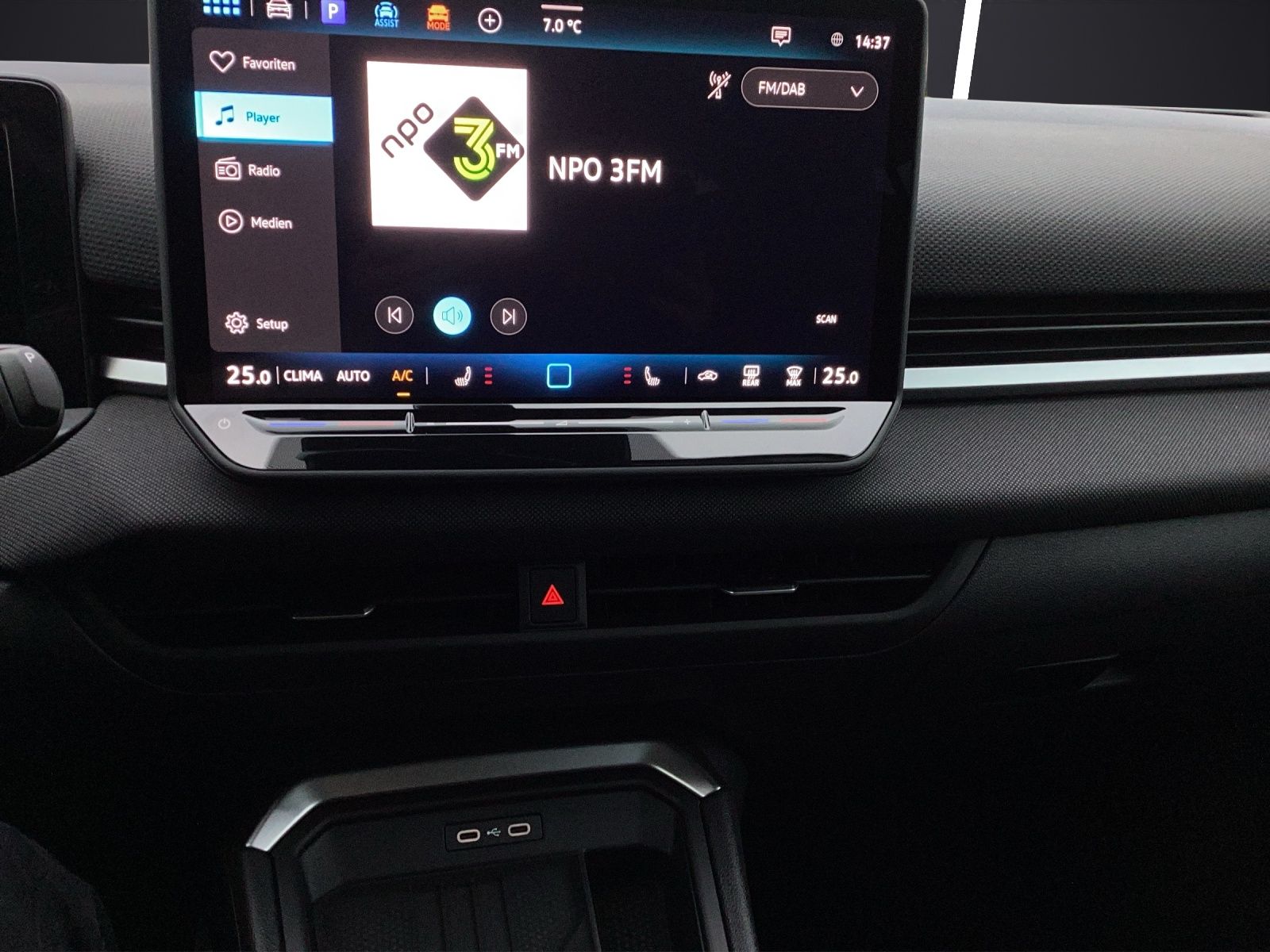 Fahrzeugabbildung Volkswagen T-Roc Life eTSI DSG LED+ ACC SH RearView Ambient