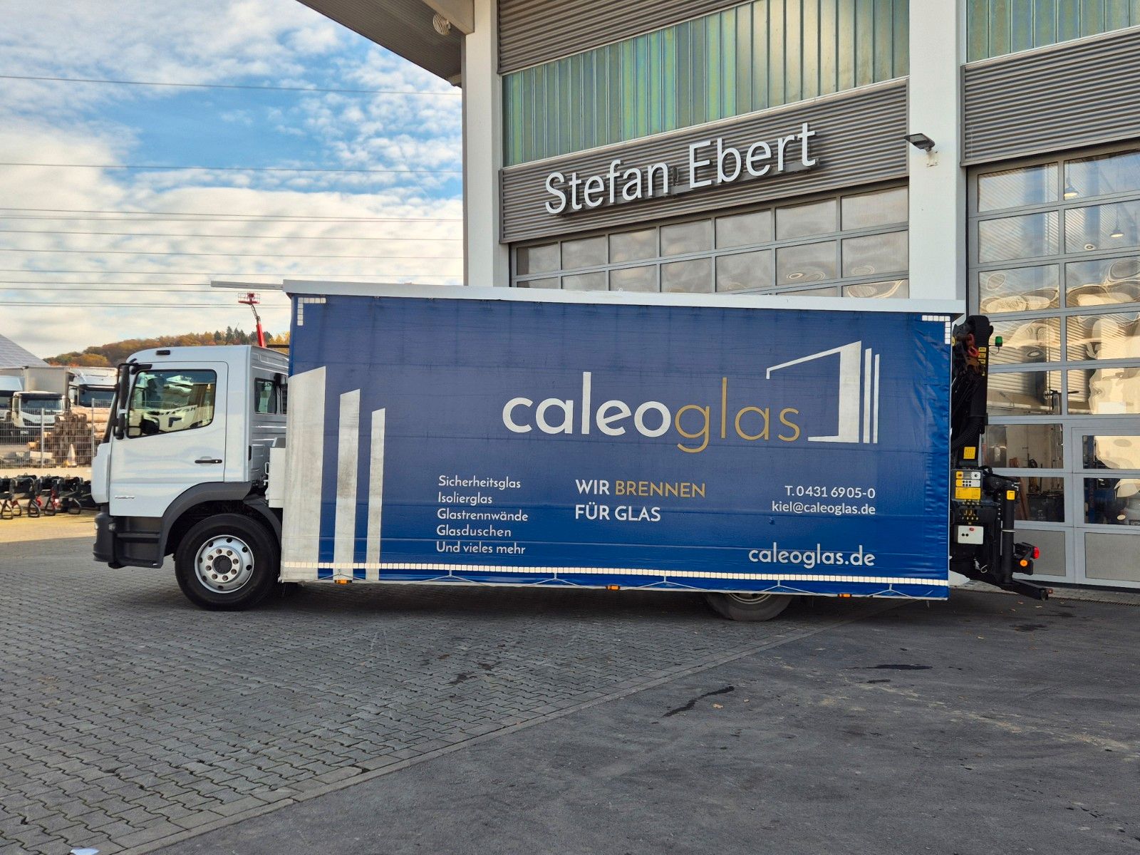 Fahrzeugabbildung Mercedes-Benz Atego 1324 L Glaswand Heckkran PK10002 SH Funk