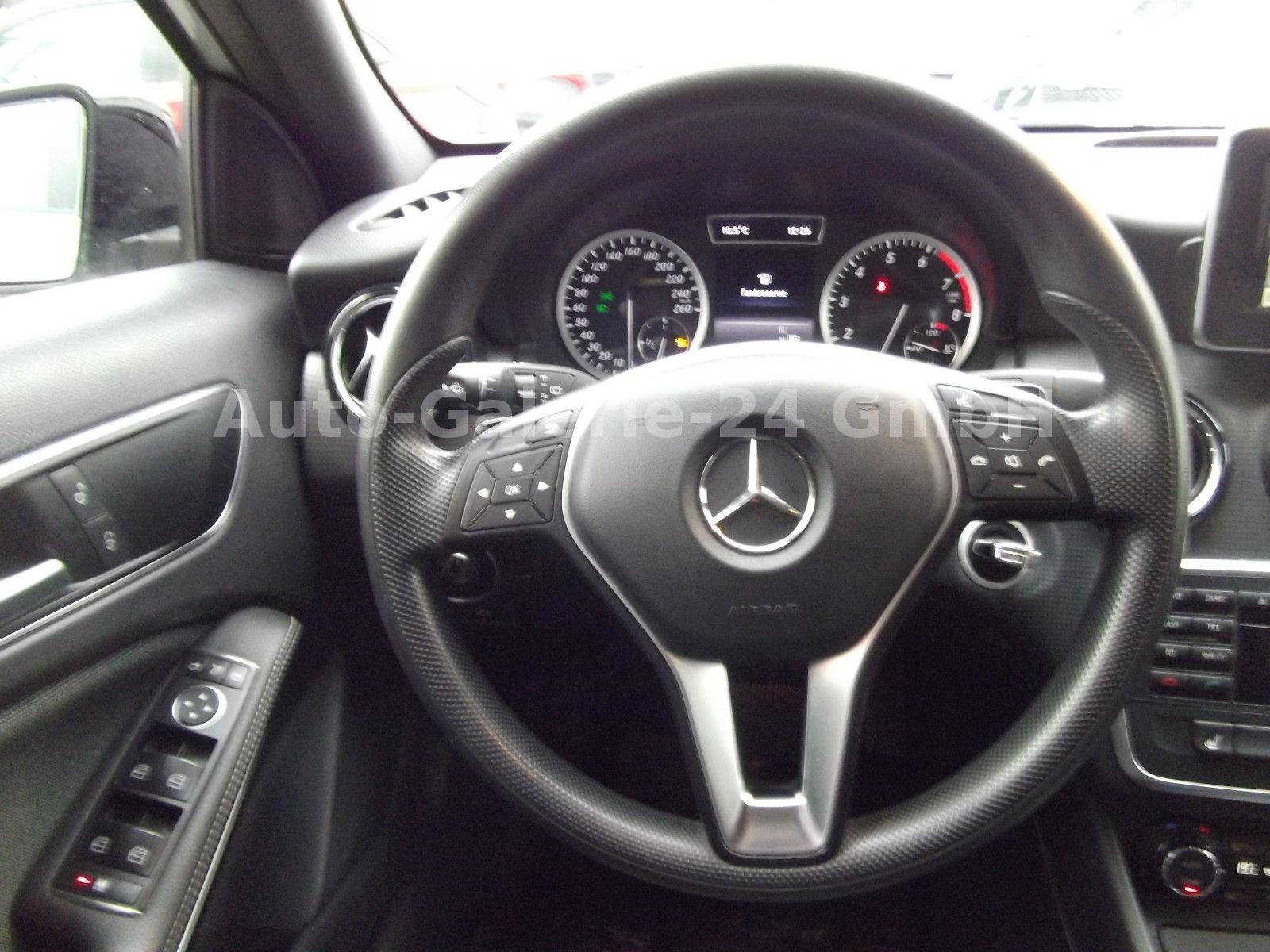 Mercedes-Benz A -Klasse 250 4Matic Autom, Navi, Teilleder