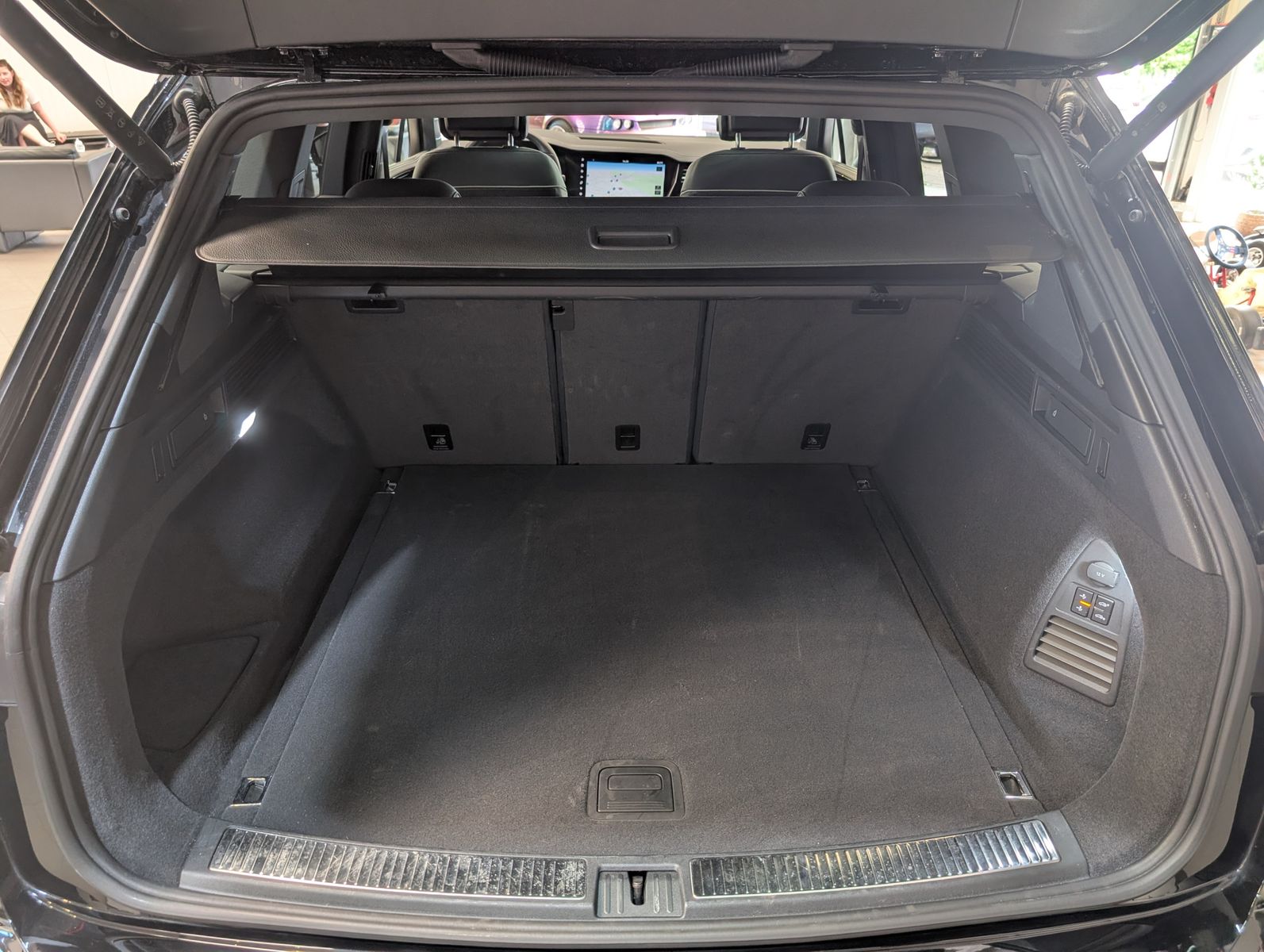 Fahrzeugabbildung Volkswagen Touareg 3.0TDI 4M R-Line VOLL Black 22" UPE 114T