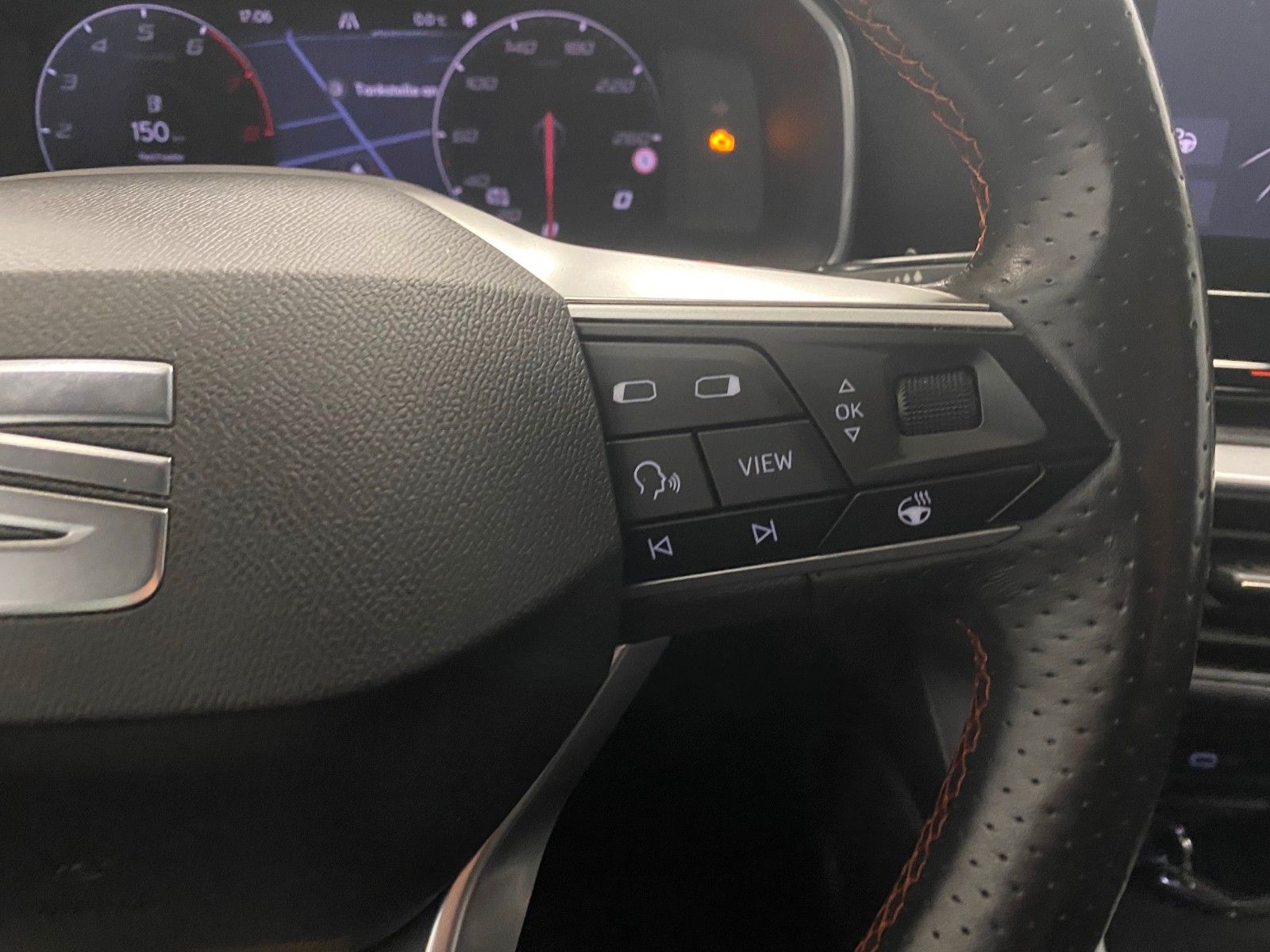 Fahrzeugabbildung SEAT Leon 1.5 TSI FR Sportstourer+ACC+AHK+KAMERA+ST+