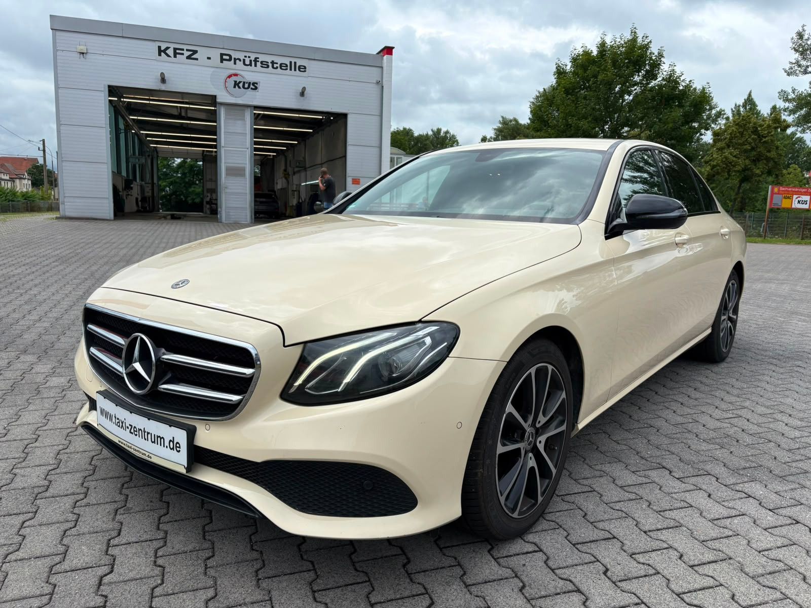 MERCEDES-BENZ LIMO E220d TAXI LEDER 1.HD NAVI LED AVAN KAMERA