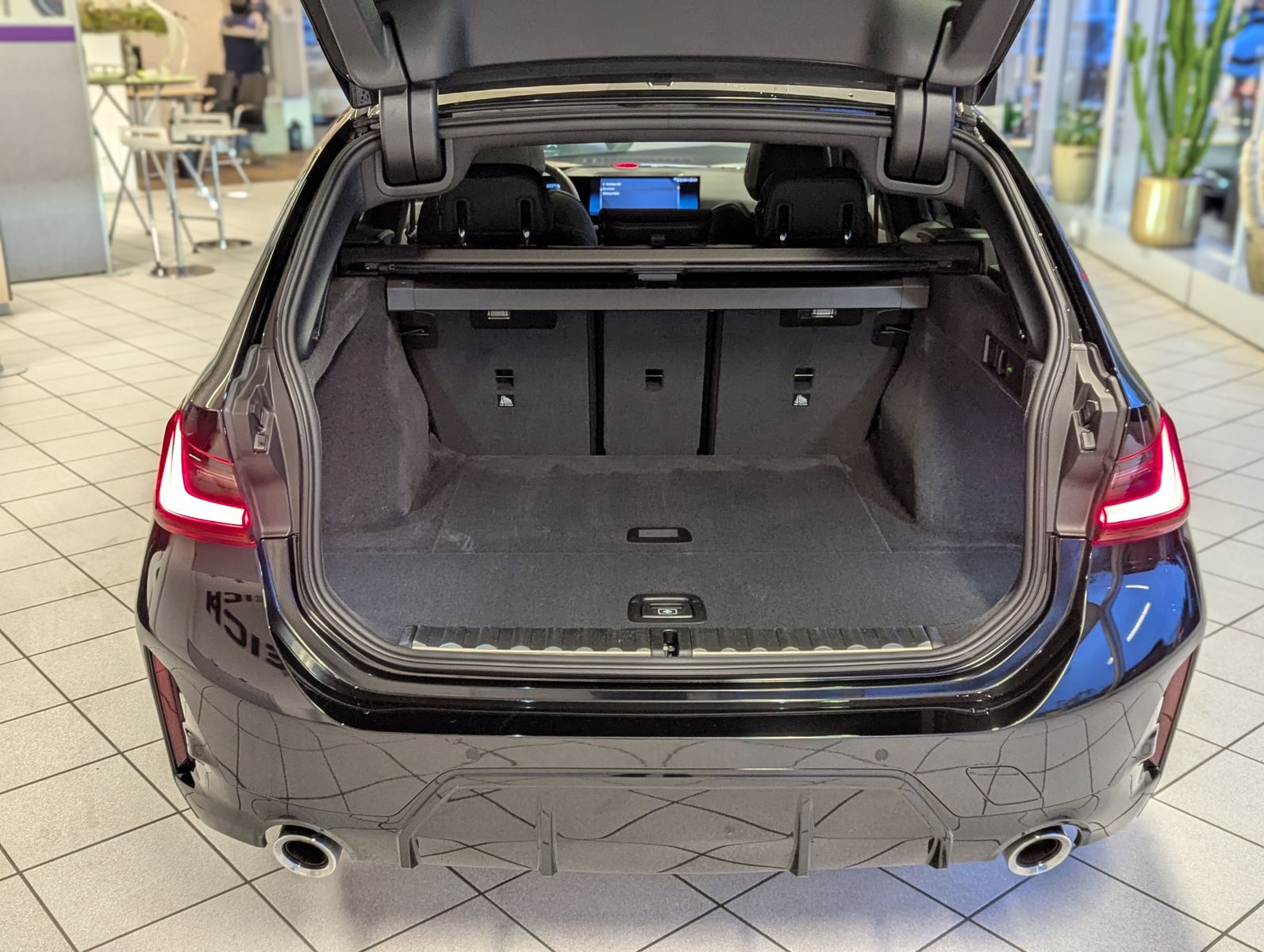 BMW 320 d xD M-Sport HUD Pano ACC LED-adaptiv AHK - Image 17