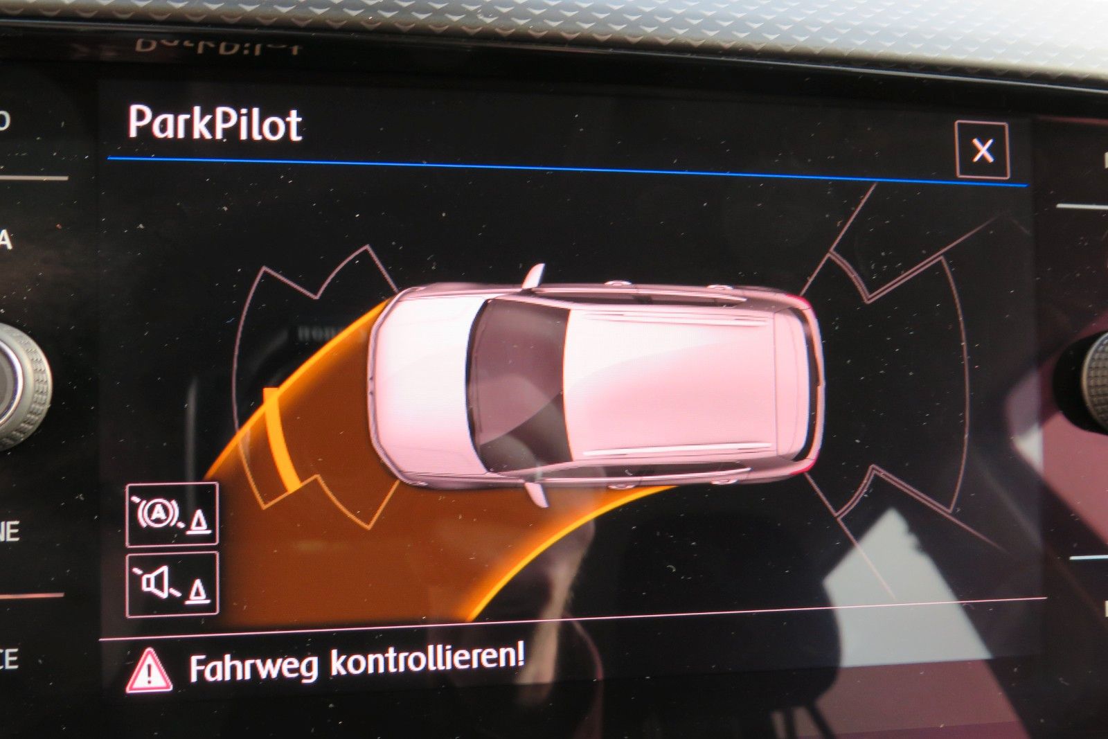 Fahrzeugabbildung Volkswagen T-Cross Life NAVI PDC SITZH DIGITAL-COCKPIT PRO
