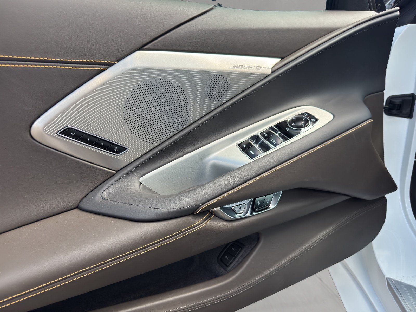 Fahrzeugabbildung Corvette C8 Cabrio 3LT MY2026 ARCTIC-WHITE/DARK-ATMOSPHER
