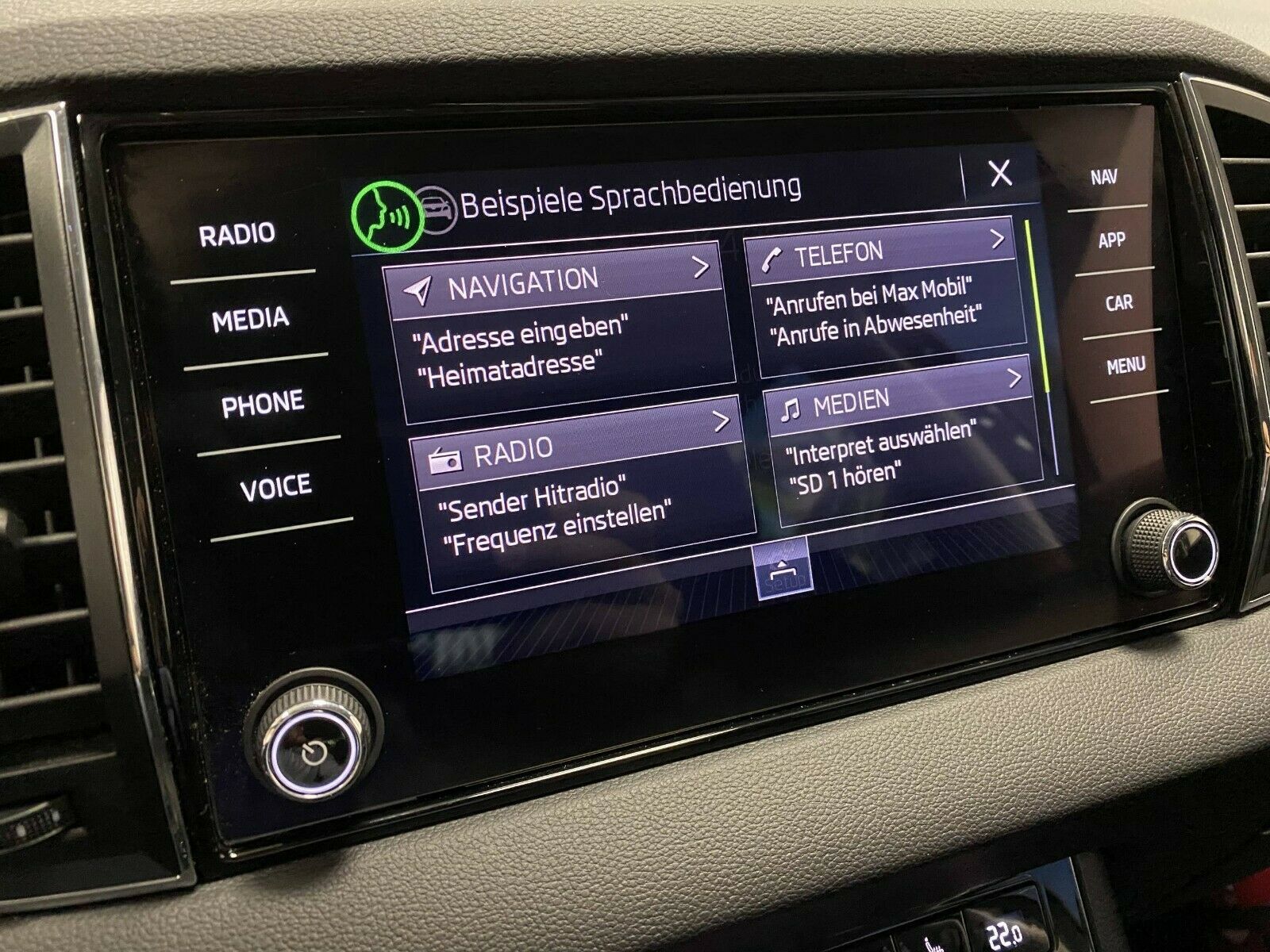 Fahrzeugabbildung SKODA Karoq 1.5 TSI ACT DSG APP+PDC+KAM+NAVI+KEYLESS++