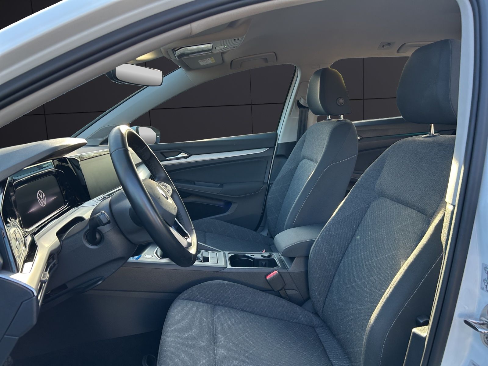 Fahrzeugabbildung Volkswagen Golf VIII Variant Life TSI LED SHZ APP NAVI CLIM