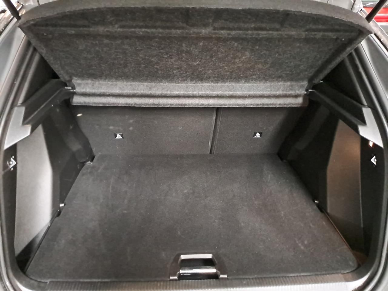 Fahrzeugabbildung Peugeot 2008 Allure Pure Tech 130 Automatik