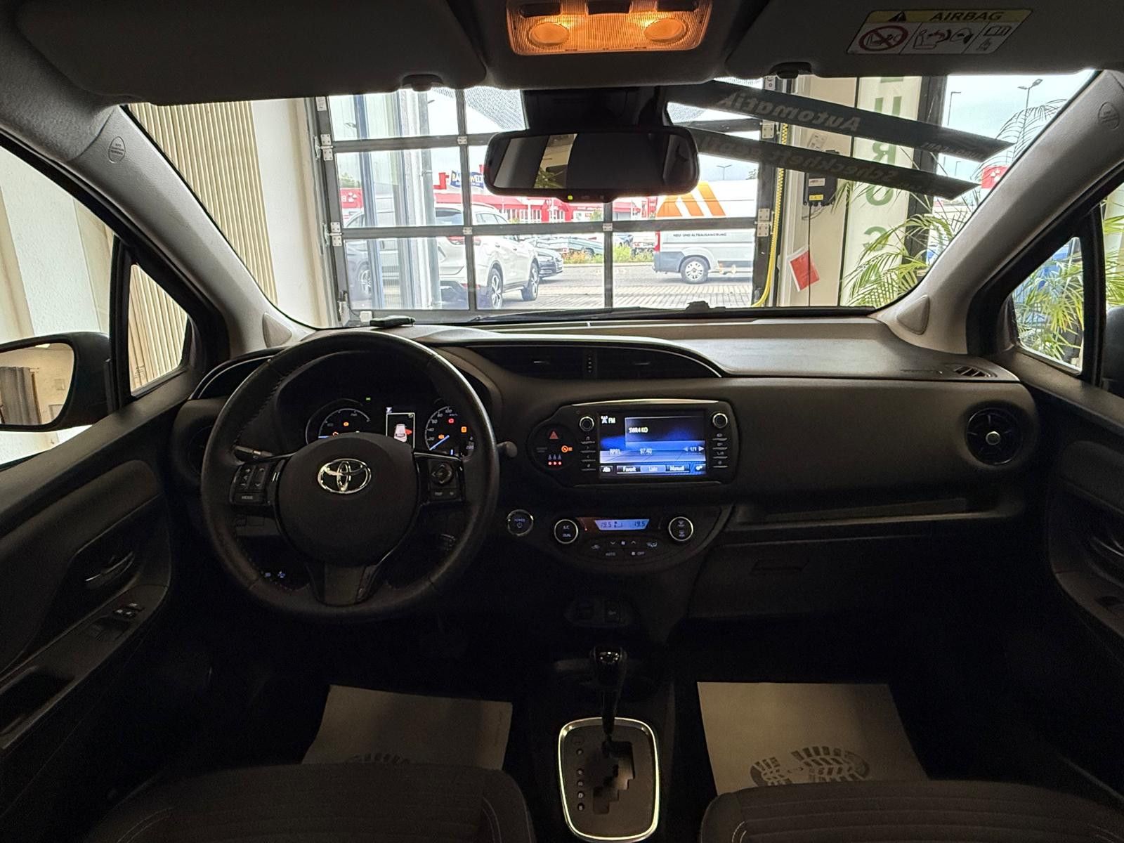 Fahrzeugabbildung Toyota Yaris Hybrid Team D /WENIG KM/SCHECKHEFT/KAMERA