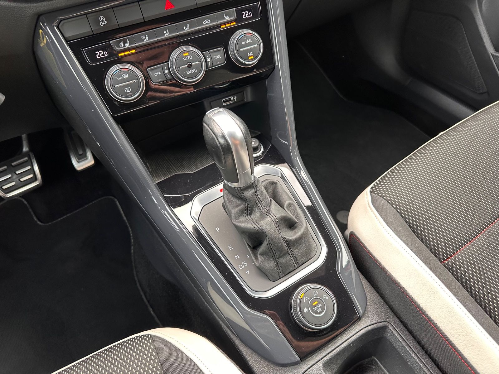 Fahrzeugabbildung Volkswagen T-Roc Sport 2.0 TSI 4Motion DSG LED/ACC/PDC/SHZ