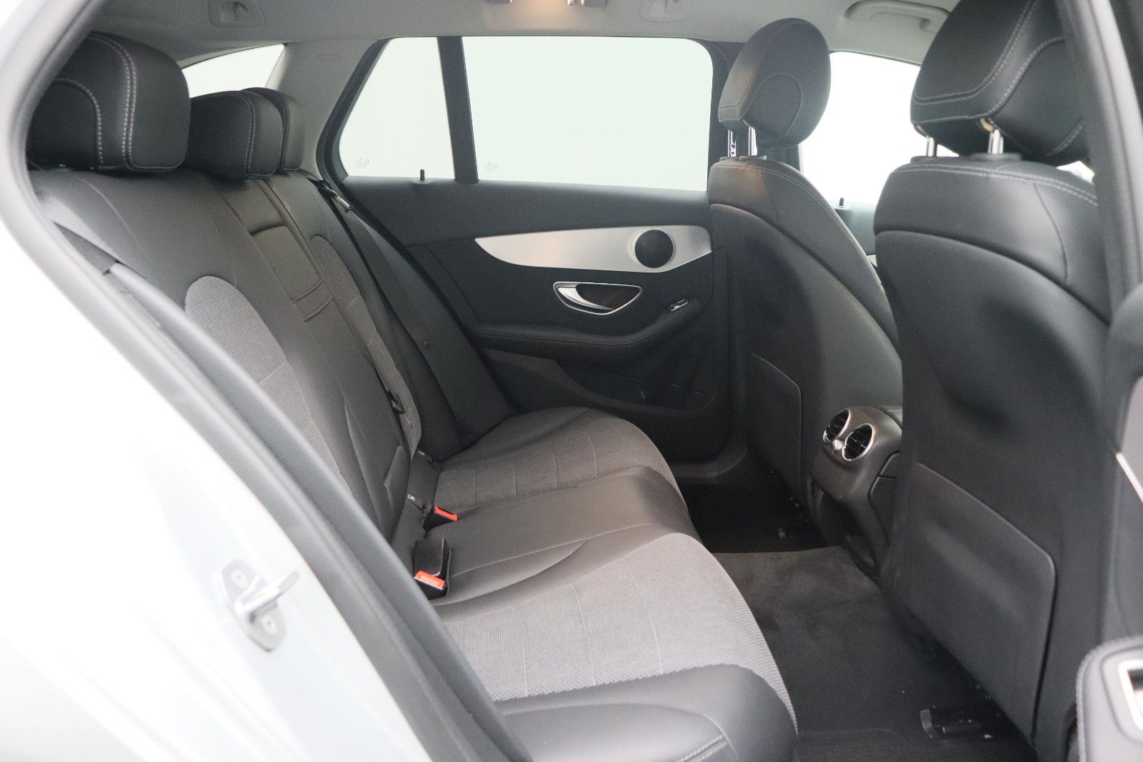 Fahrzeugabbildung Mercedes-Benz C 300 T-Modell 4Matic ACC AHK LED