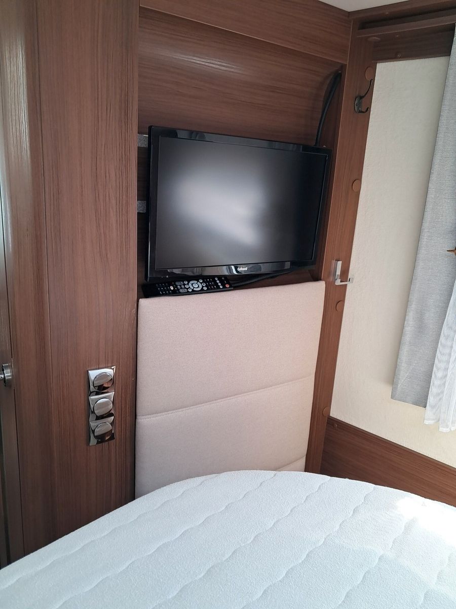 Fahrzeugabbildung Niesmann + Bischoff Arto 79 F Hubstützen, Sat-Anlage, Markise