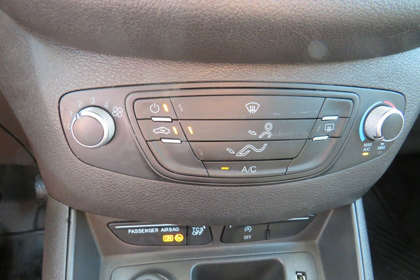 Fahrzeugabbildung Ford Transit Courier TREND NAVI SCHECKHEFT 1.HD