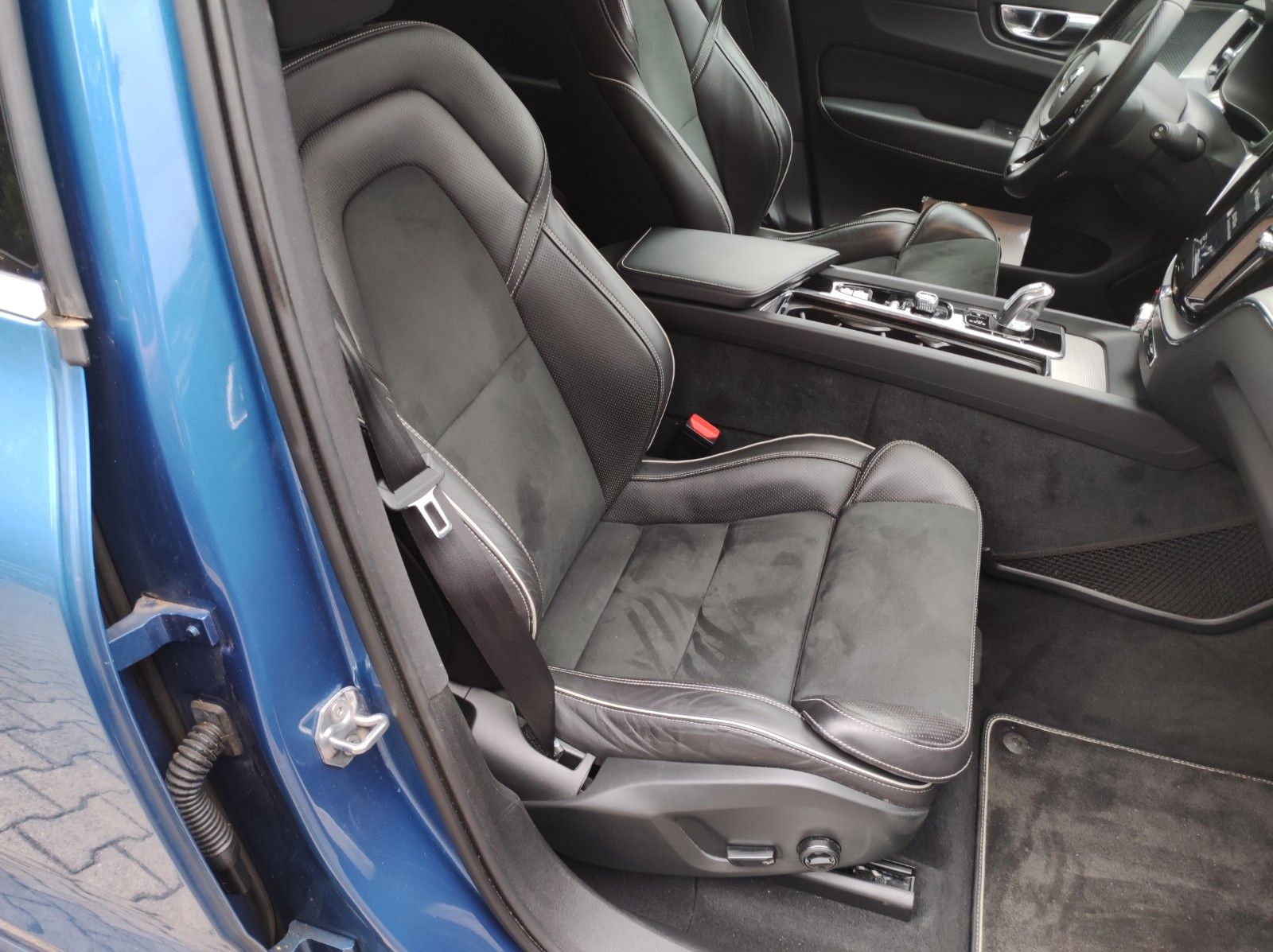 Volvo XC60 R Design PHEV AWD PANO Leder AHK LED Autom foto 9