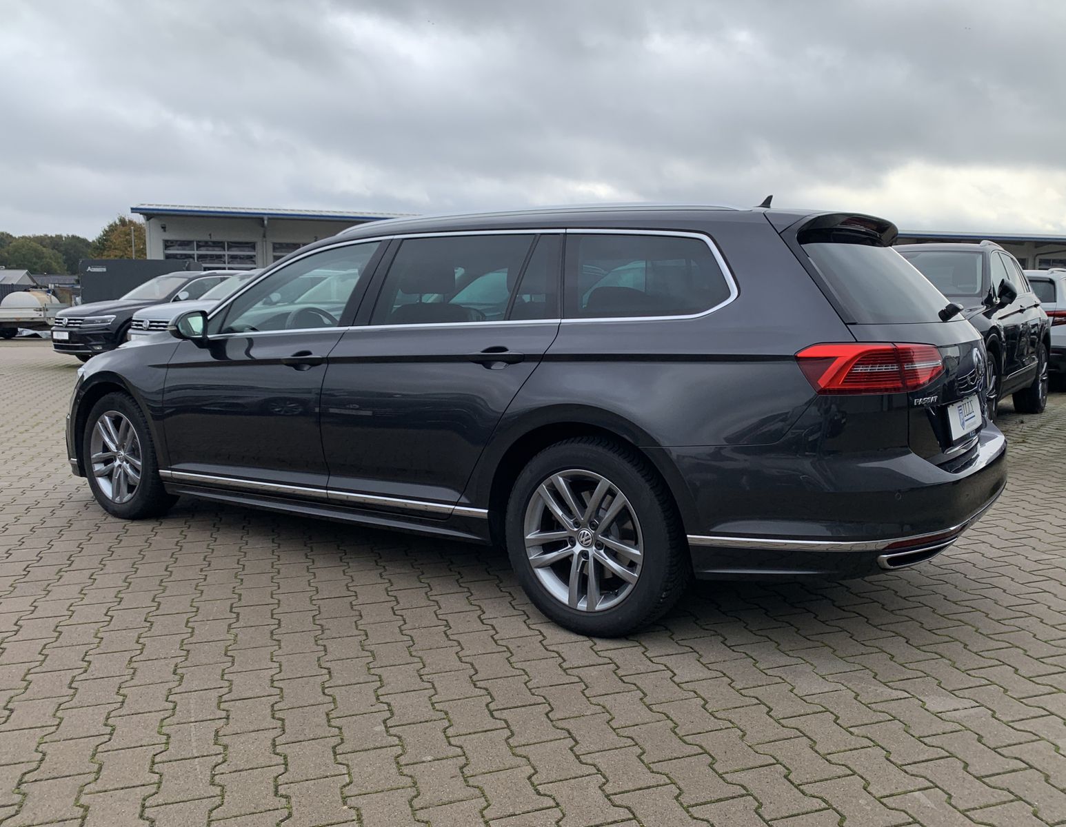 Fahrzeugabbildung Volkswagen Passat Variant 2.0 TDI*R-Line*STHZ*AHK*Alcantara