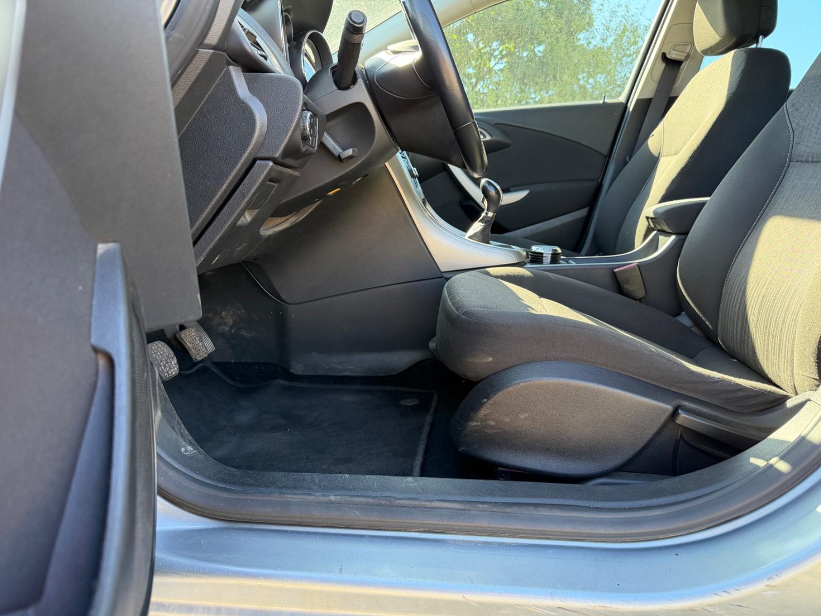 Opel Astra 2011 — photo 10