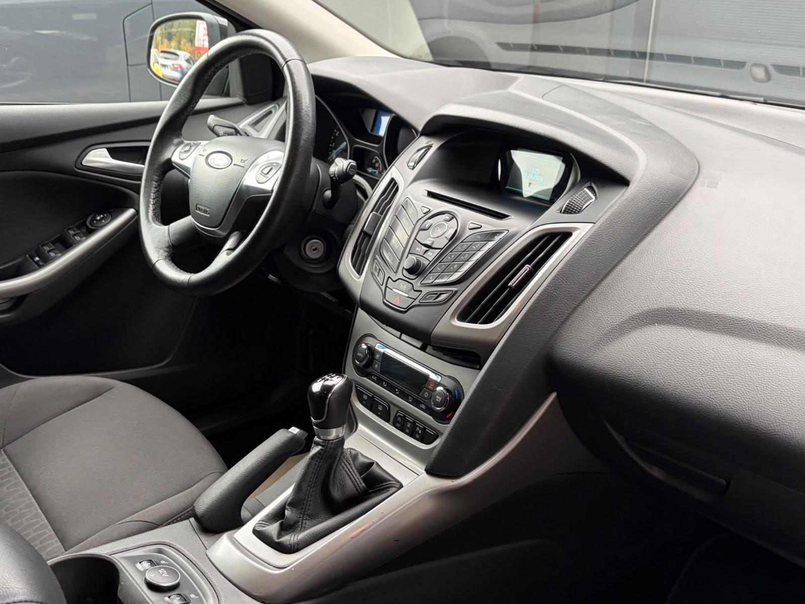 Ford Focus 2014 — photo 19