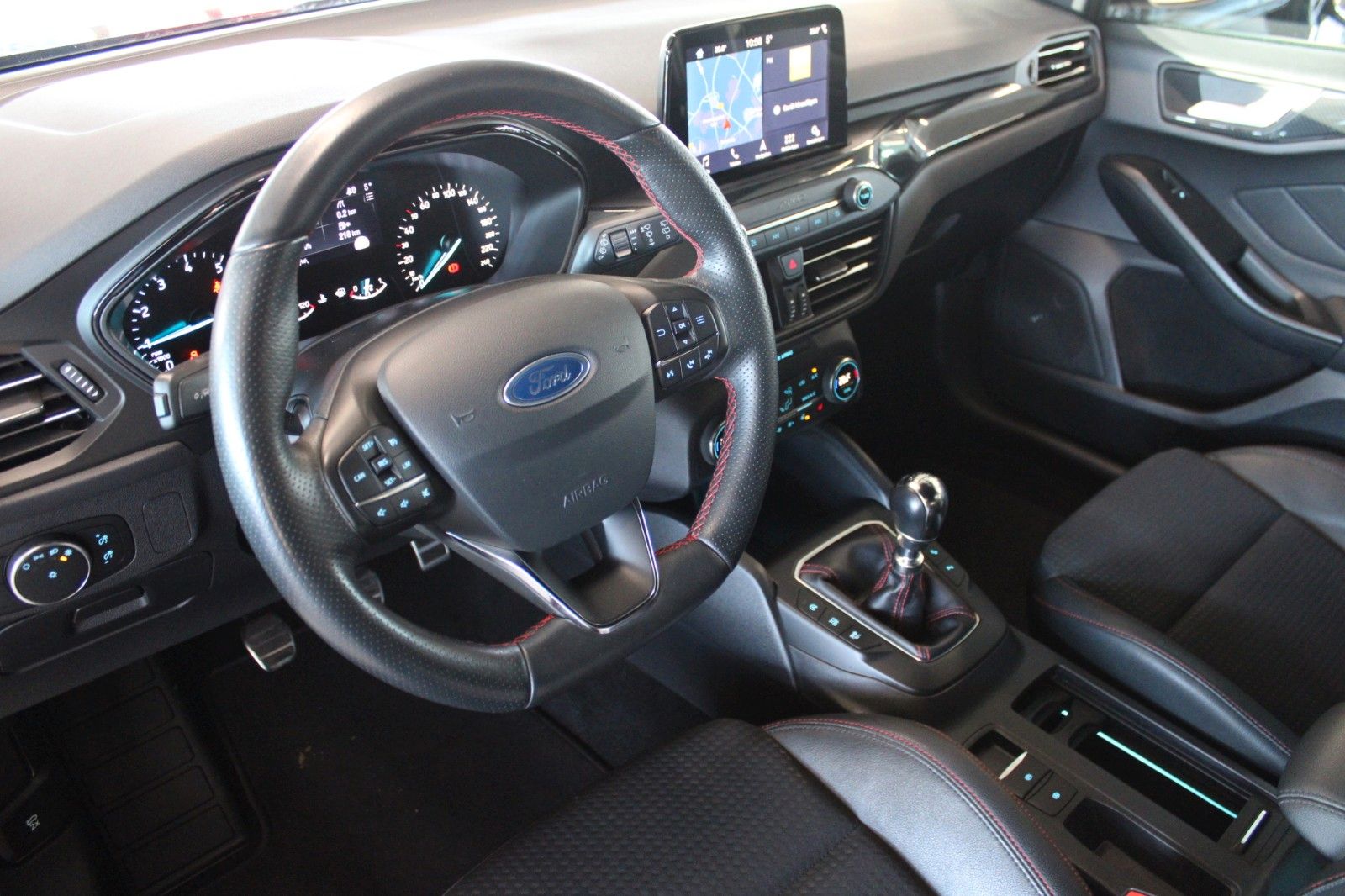 Fahrzeugabbildung Ford Focus 134kW ST-Line LED NAVI CAM WinterPaket