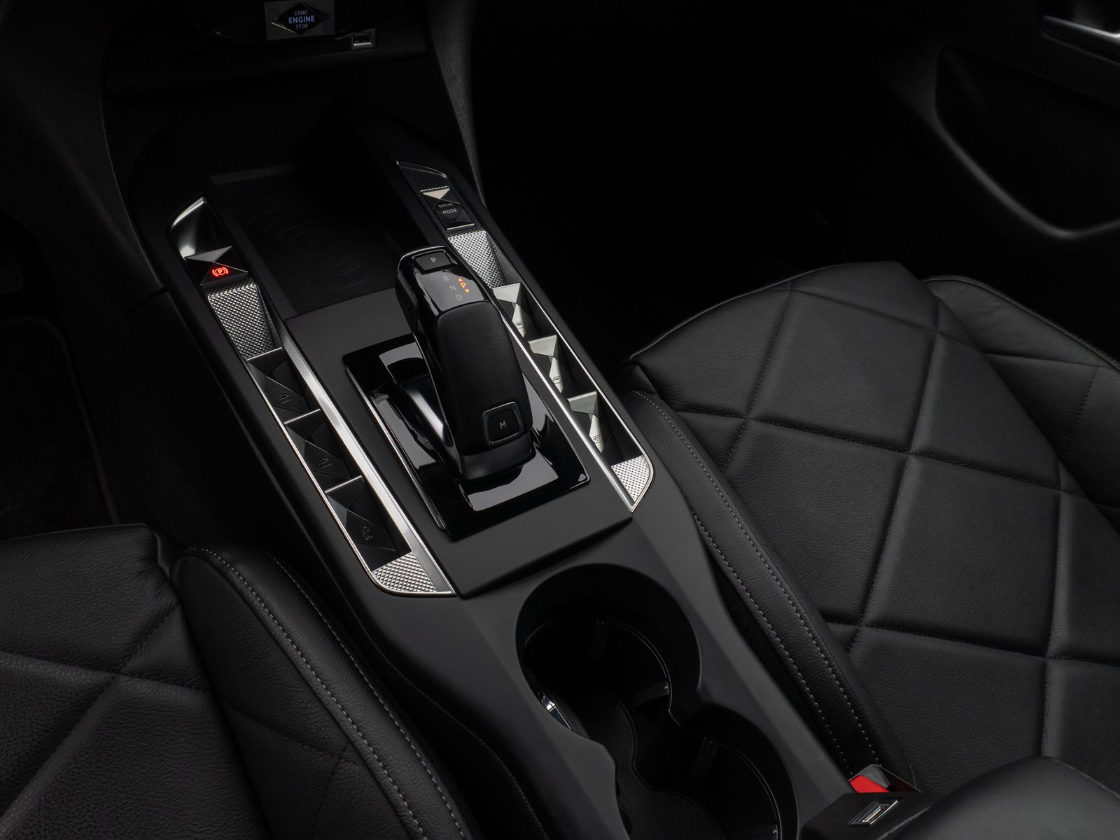 Fahrzeugabbildung DS Automobiles DS3 Crossback Faubourg Kamera Navi Sitzhzg