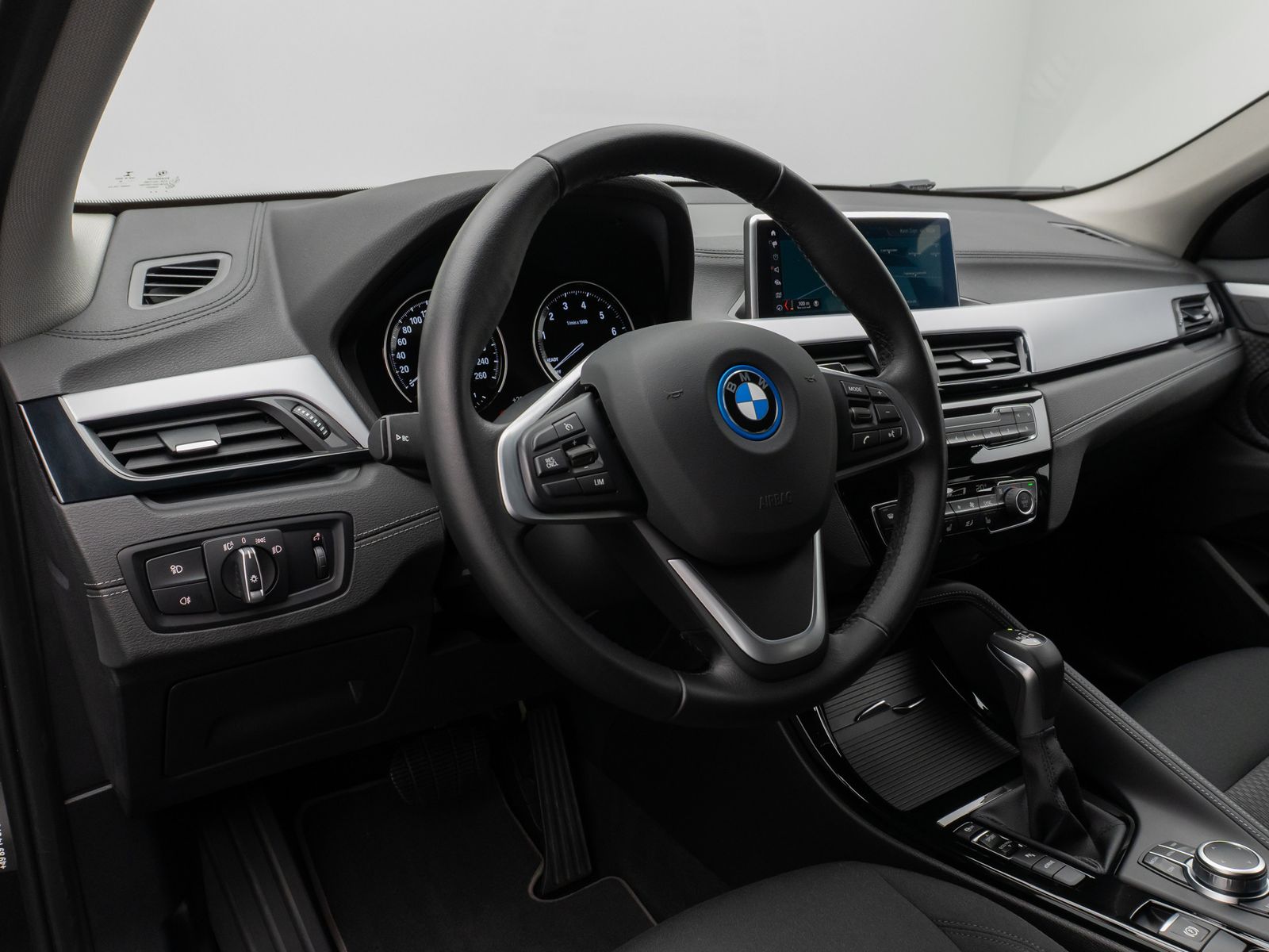 Fahrzeugabbildung BMW X2 xD25e Kamera DAB Lordos Geschwindigkeitsreg