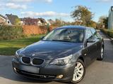 BMW E60 550i TOP ZUSTAND V8 VOLLAUSLASTUNG... - BMW 550: mit Anhängerkupplung