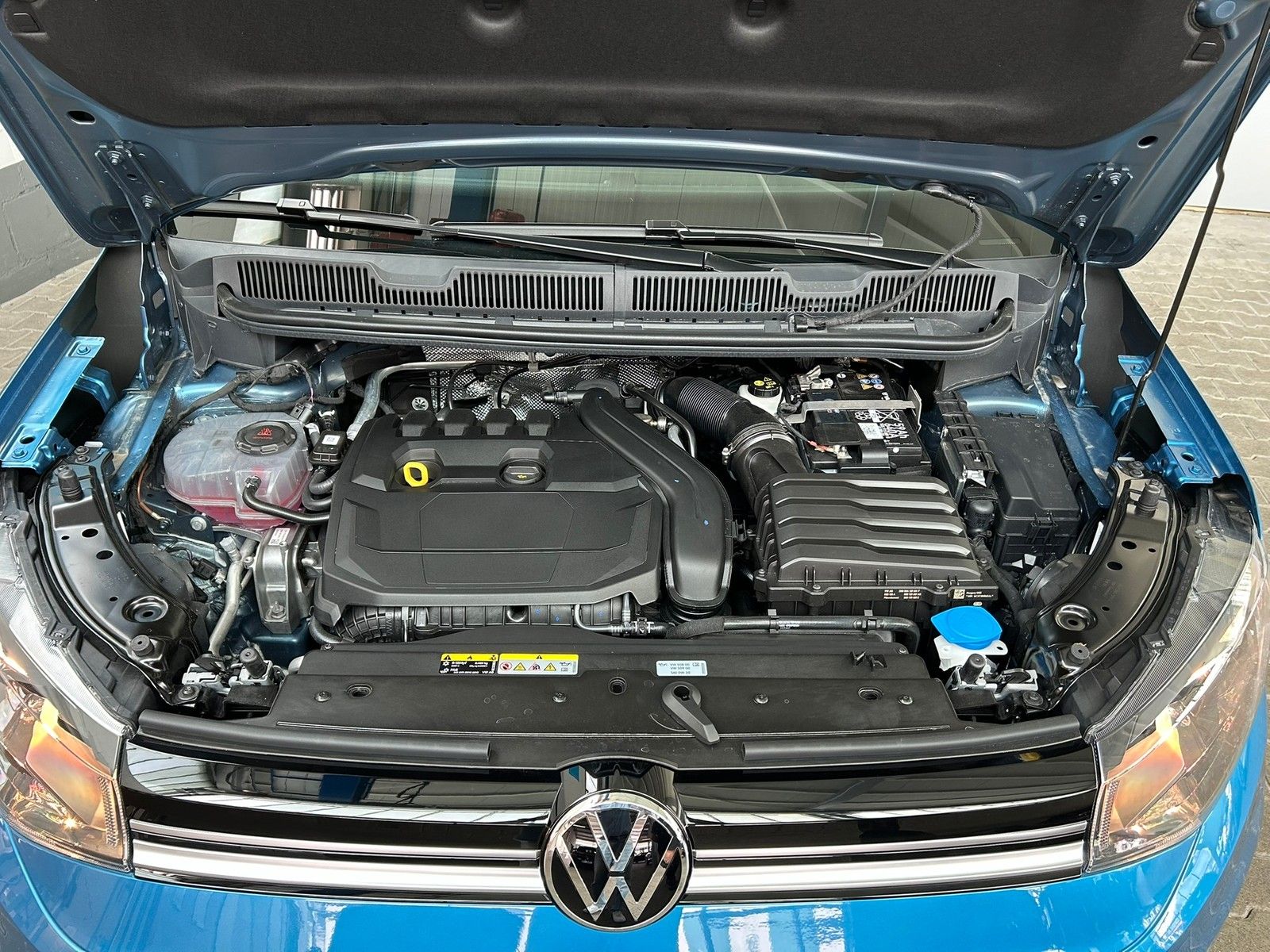 Fahrzeugabbildung Volkswagen Caddy Kombi Life 1,5 TSI +Designpaket+AppConnect