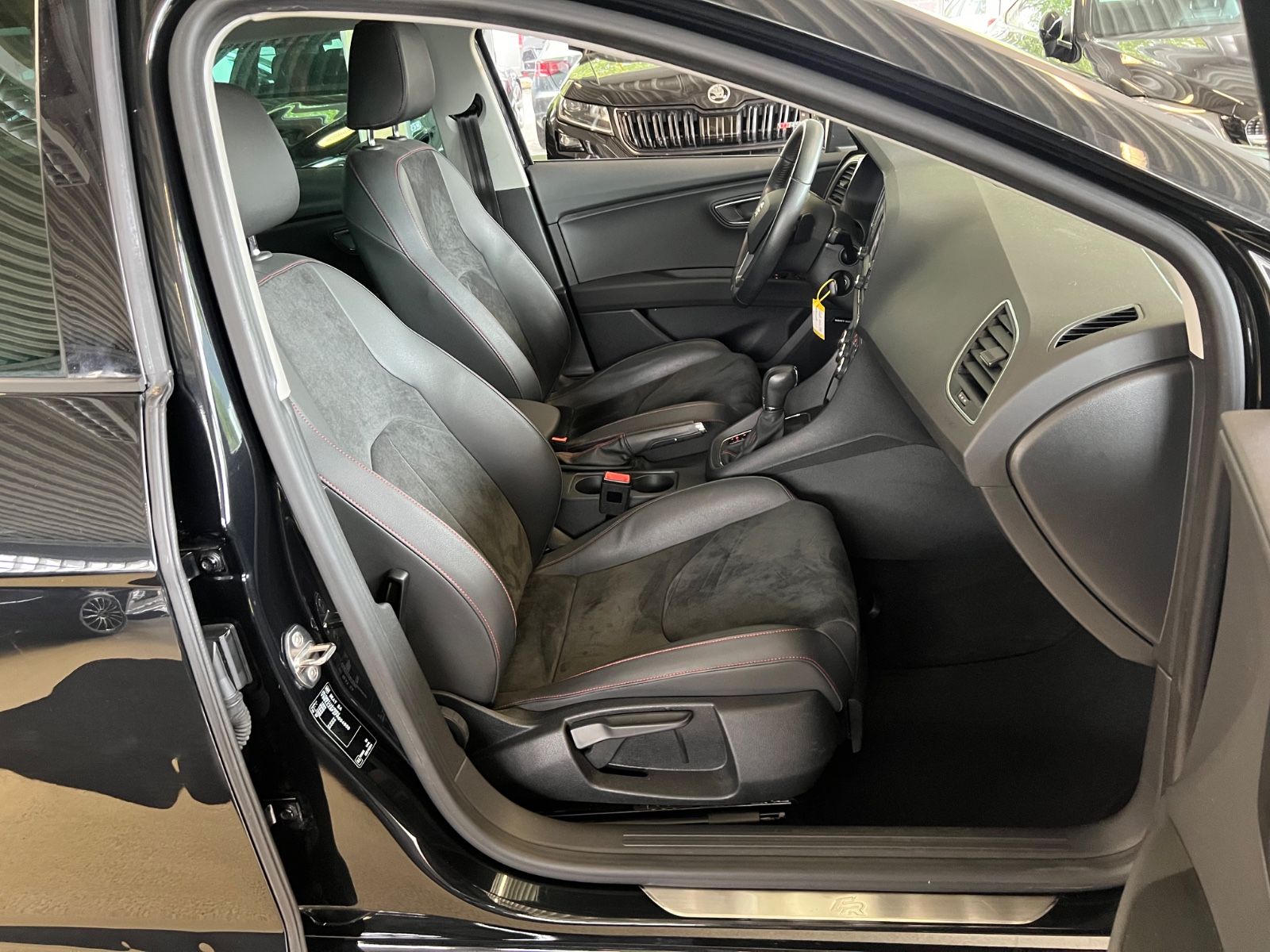 Fahrzeugabbildung SEAT Leon ST FR 2.0 TDI DSG AUTOMATIK *LED*1.HAND*