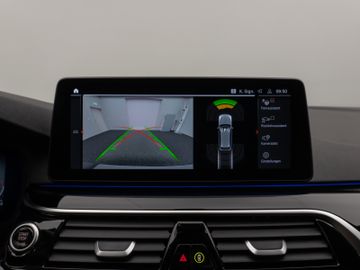Fahrzeugabbildung BMW 520d xDr Tour AHK HUD HIFI ACC Komfortzug.