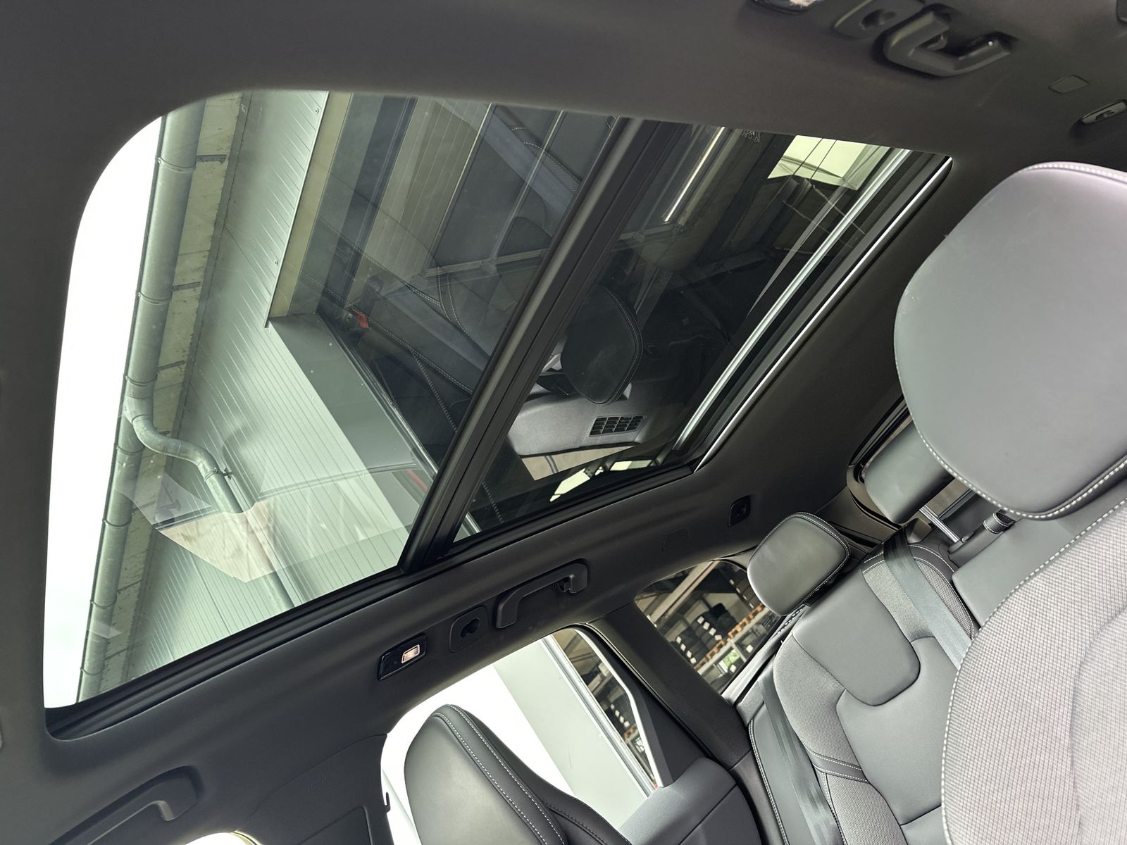 Fahrzeugabbildung Volvo XC60 T6 Hybrid AWD R-Design NAV+LED+AHK+PANO+ACC