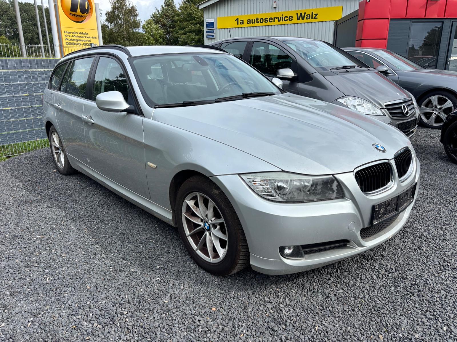 BMW 318 2012 — interior