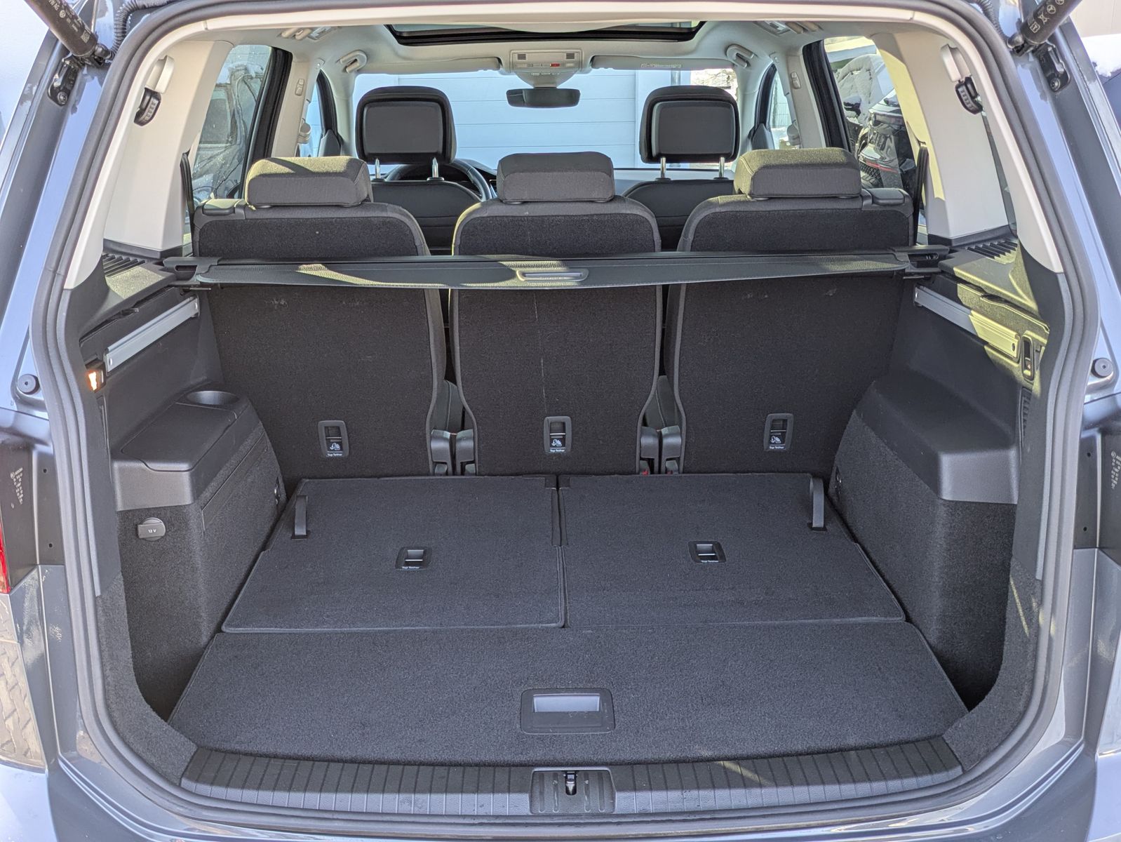 Fahrzeugabbildung Volkswagen Touran 2.0 DSG R-Line High BLACK Pano 7Si IQ AHK