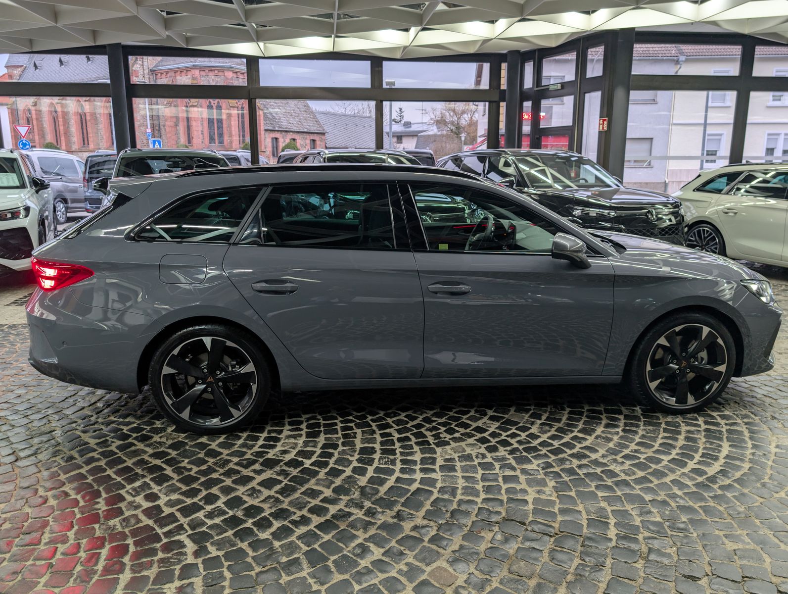 Fahrzeugabbildung CUPRA Leon 1.5 e-Hybrid PLUG-IN LED INTELIG-DRIVE EDGE