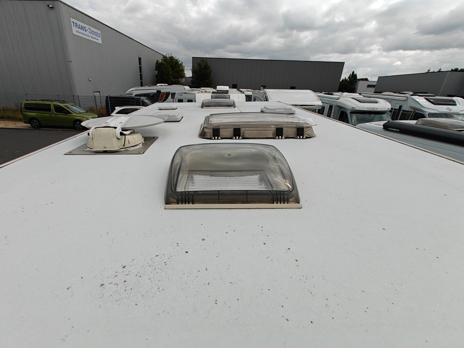 Fahrzeugabbildung Carado T-334 - Hubbett, SAT, TV, Navi, Markise -