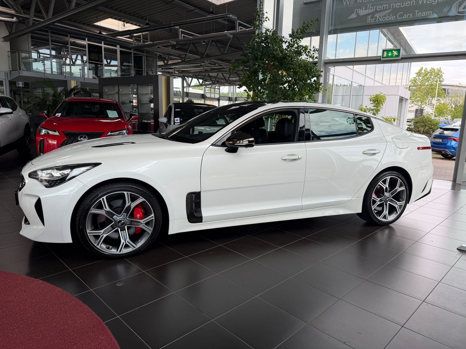 Fahrzeugabbildung Kia Stinger GT 4WD HUD PANO H/K LED NAV RFK SHZ