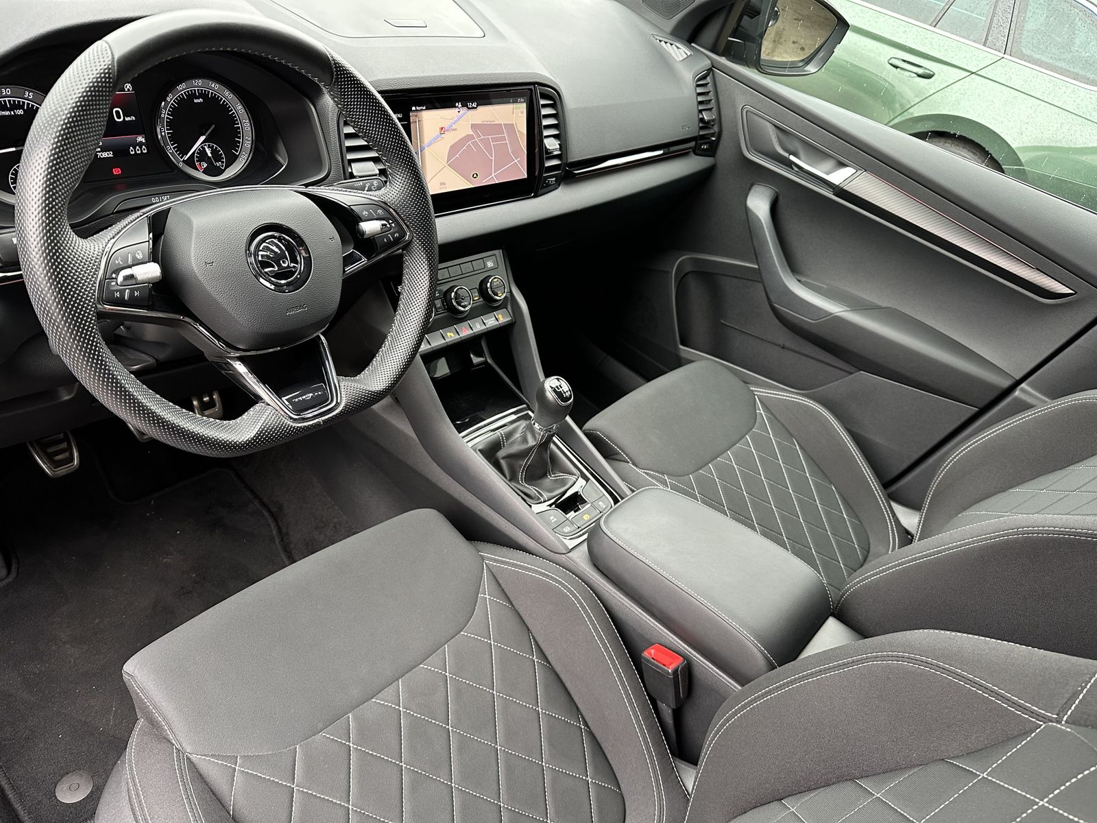 Fahrzeugabbildung SKODA Karoq 2.0 TDI Sportline NAV+LED+KAM+ACC+AHK+19ZO