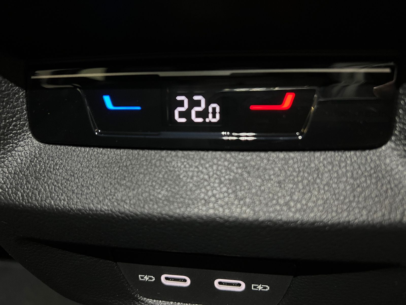 Fahrzeugabbildung Volkswagen Tiguan R-Line 1.5 eTSI DSG *AHK, IQ.Light, DCC,