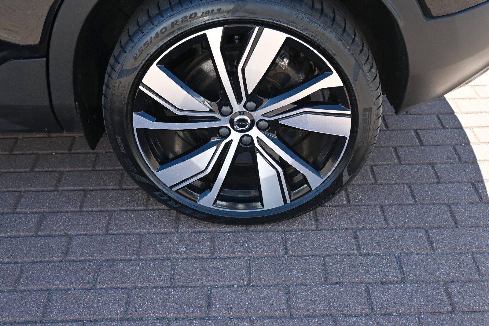 Fahrzeugabbildung Volvo XC40 BEV AWD R Design*H&K*FSHZG*RFK*420 KM RW*