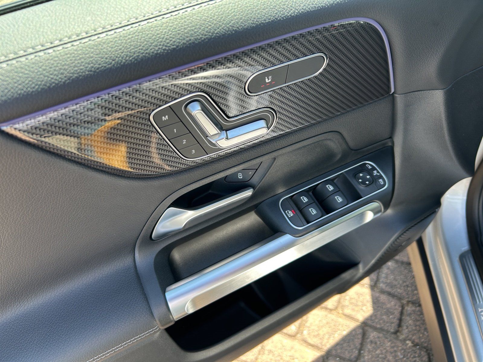 Fahrzeugabbildung Mercedes-Benz GLB220 4M AMG Prem+ DISTR LederPk AHK Night MLED