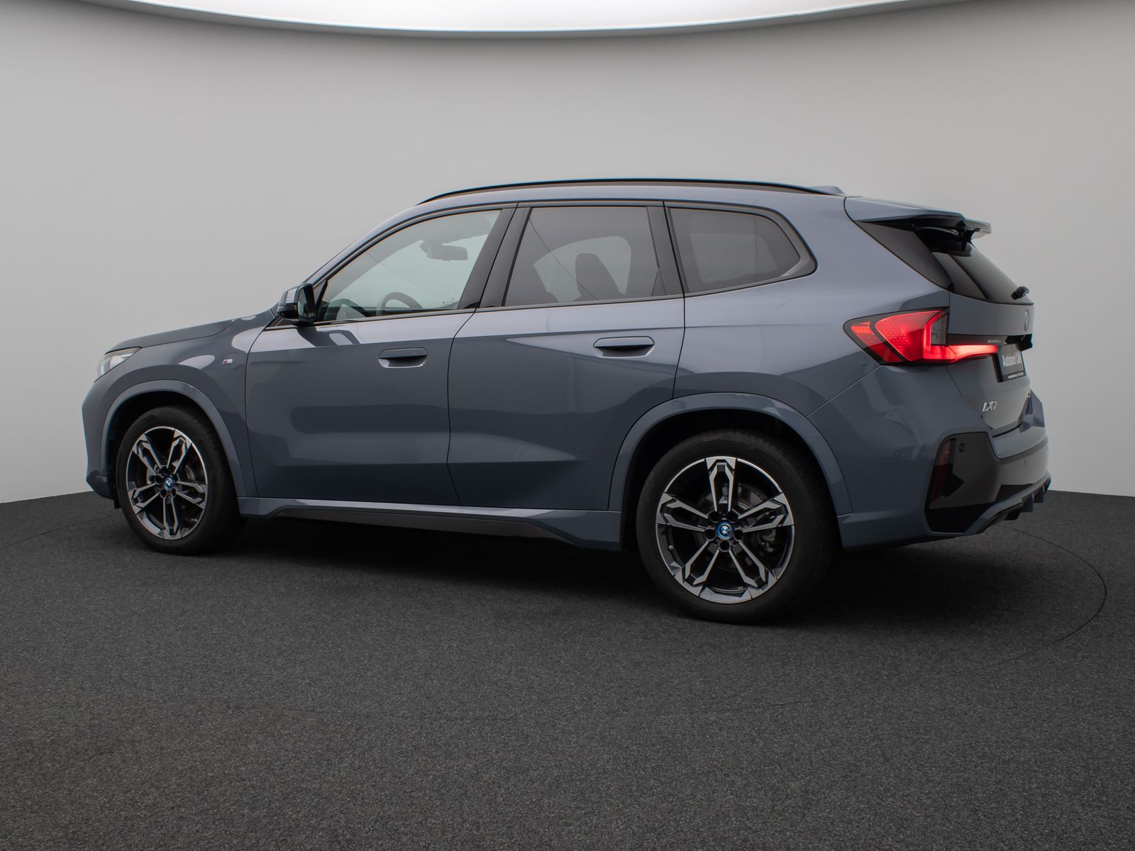 Fahrzeugabbildung BMW iX1 xD30 M Sport Panoram 360°HUD DAB AHK Komfort