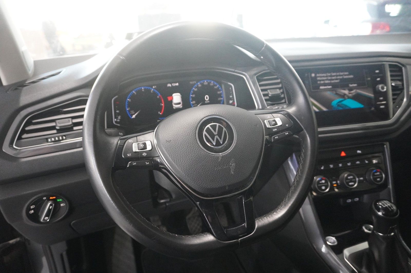 Fahrzeugabbildung Volkswagen T-Roc 1.5 TSI R-LINE SPORT NAVI/LED/KAMERA/VIRT.