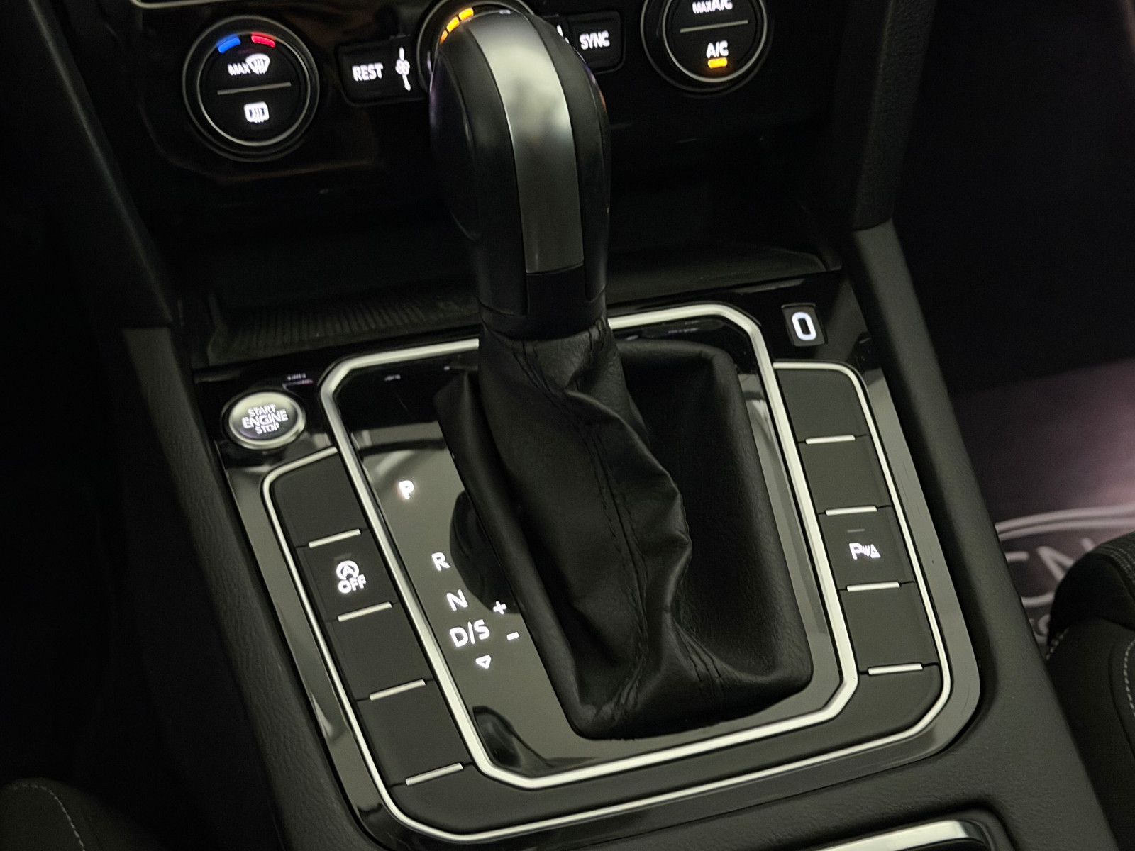 Fahrzeugabbildung Volkswagen Passat Variant 2.0 TDI Aut./MASSAGE/KAMERA/ACC