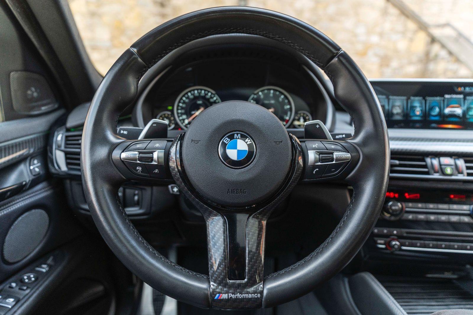 Fahrzeugabbildung BMW X6 xDrive50i M-SPORTPAKET ACC HUD LED 360° H&K