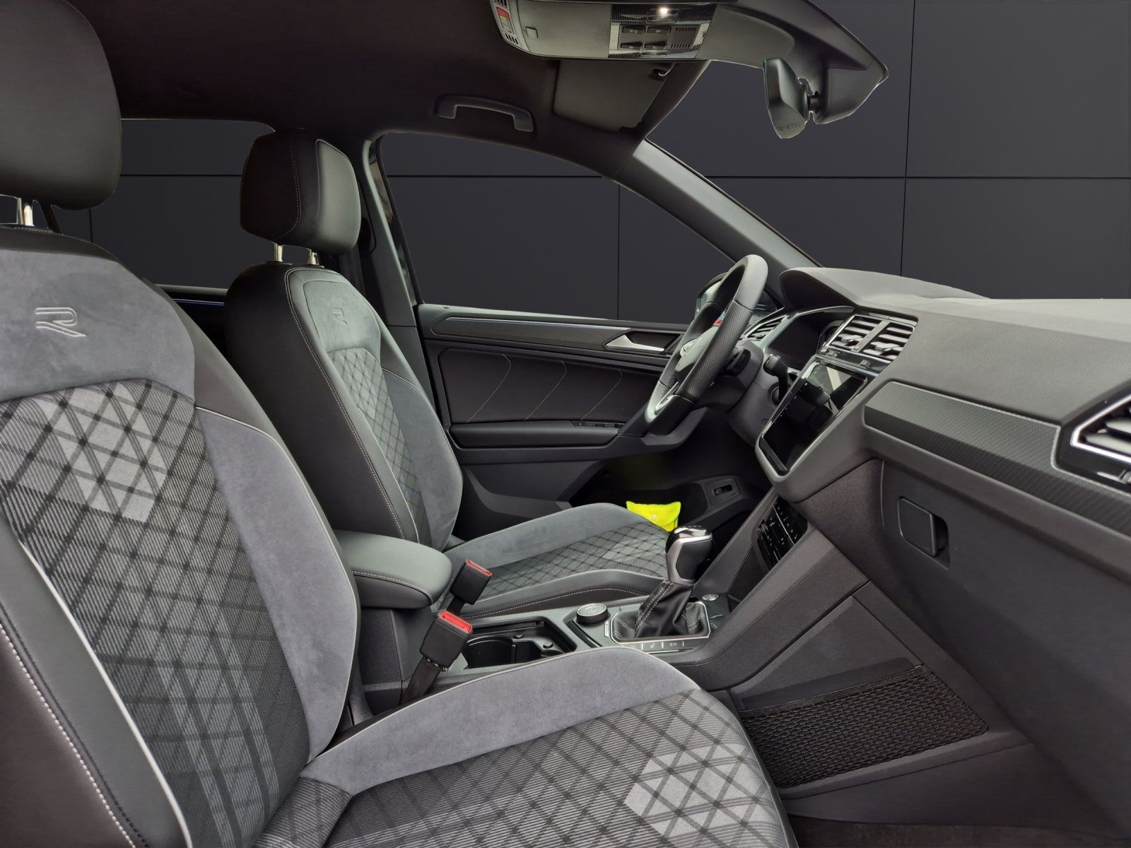 Fahrzeugabbildung Volkswagen Tiguan TDI R-Line DSG 4M Matrix STHZ AHK ACC Nav