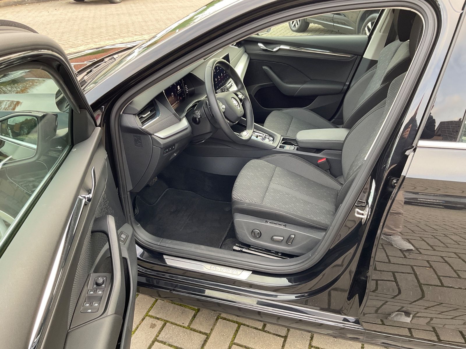 Fahrzeugabbildung SKODA Octavia Combi 1.4 TSI iV DSG,HeadUp,Navi