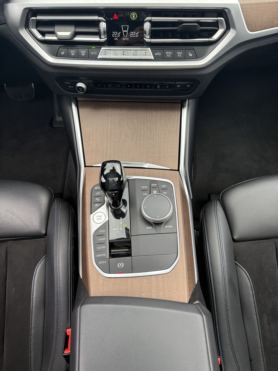 Fahrzeugabbildung BMW 330e Touring M-Sport NAV+LASER+PANO+H&K+360°+ACC