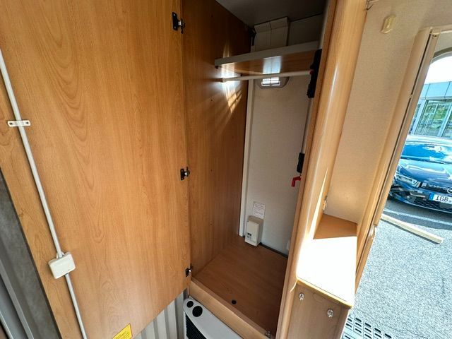 Fahrzeugabbildung Knaus 400 Doppelbett Heizung, Strom, Bad, 4 P. 100Km/H