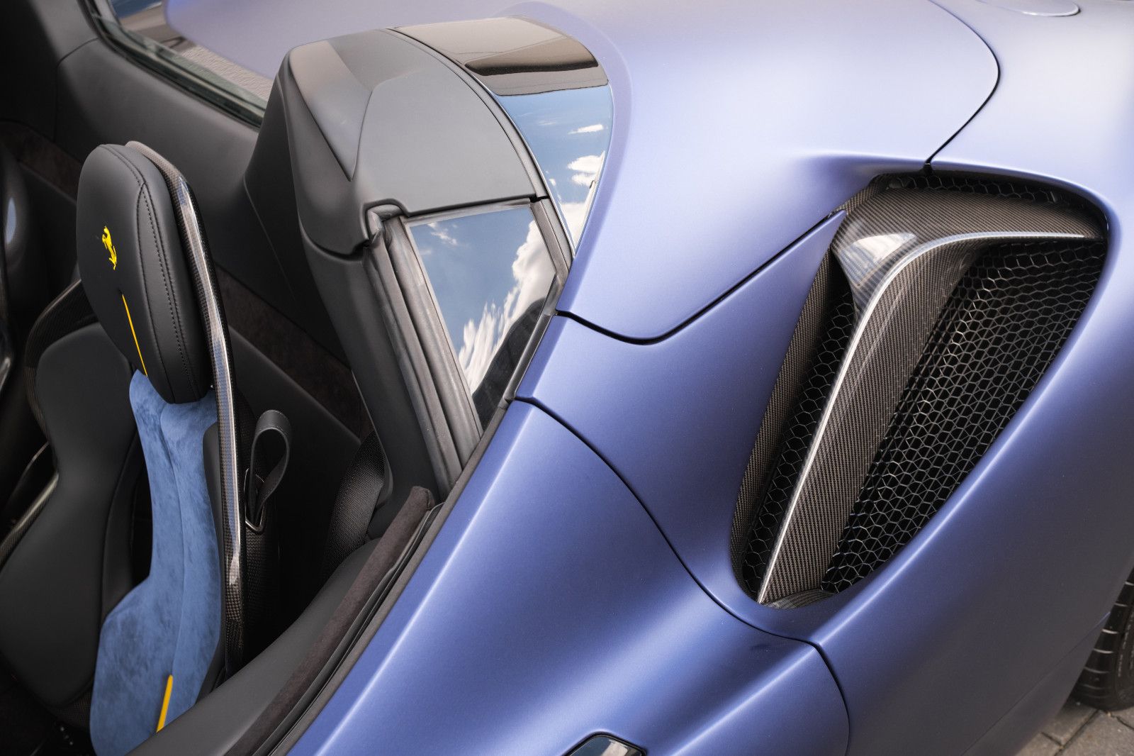 Fahrzeugabbildung Ferrari SF90 -Foliert-Lift-KarbonRacingSitze-JBL