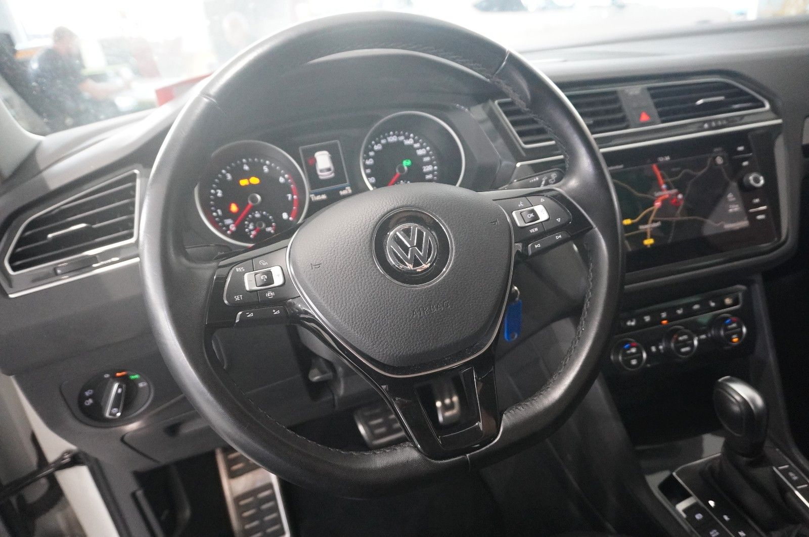 Fahrzeugabbildung Volkswagen Tiguan 2.0 TSI UNITED 4M DSG NAVI/LED/ACC/SH/AHK