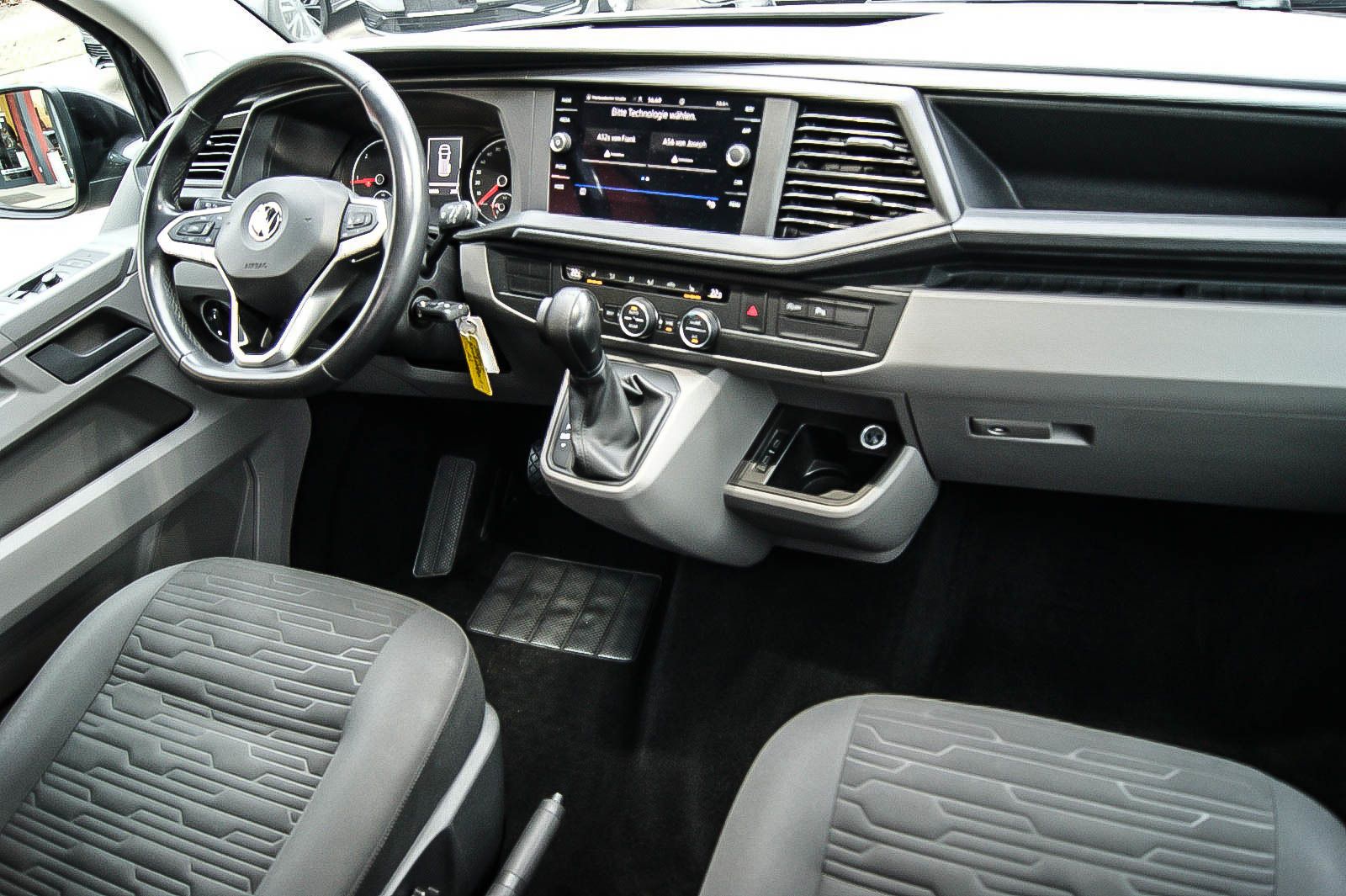 Fahrzeugabbildung Volkswagen T6.1 Caravelle lang 20TDI DSG 8-Sitze NAVI SIHZG